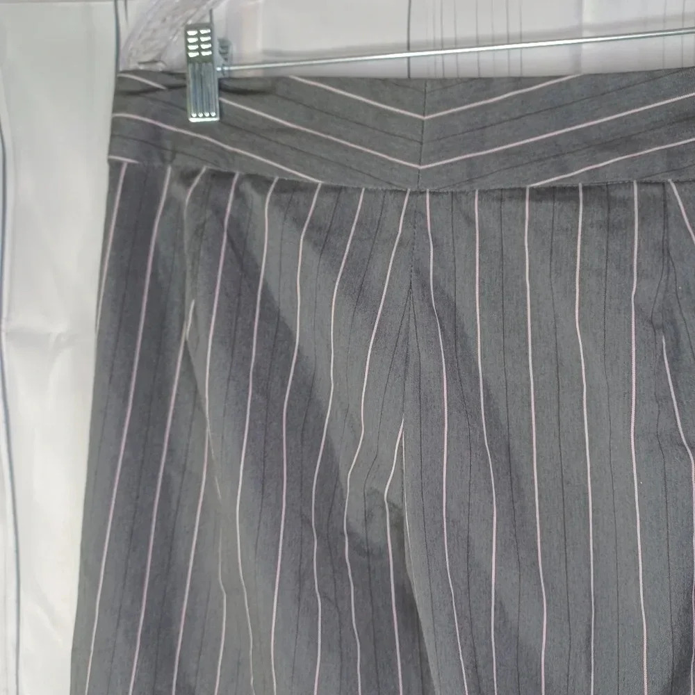 Dolled Up Gray And Pink Pin Striped 90’s Y2K Office Siren Capri Pants - Picture 8 of 9